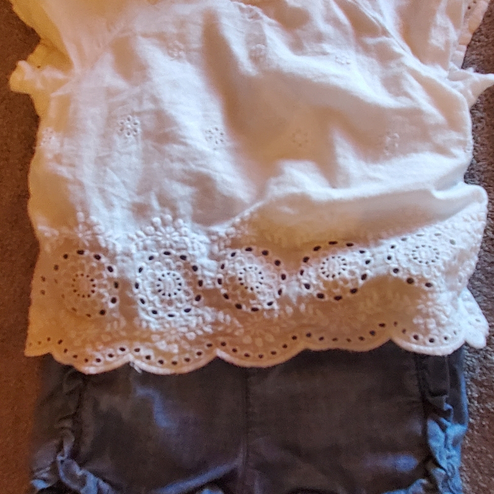 6-12 M Old Navy Onesie shirt and shorts.